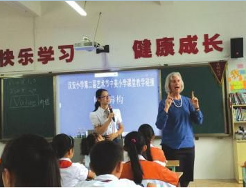 中国老师PK美国校长，谁的课堂更有趣？